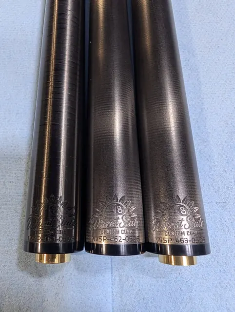 Wheat State Cues Gen 5 Pro Rolled Carbon 杆身竖图细节。