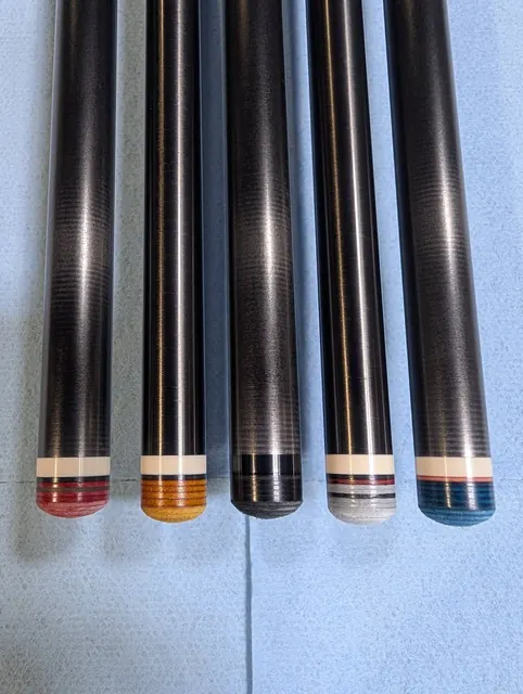 Wheat State Cues Gen 5 Pro Rolled Carbon 杆身竖图细节。