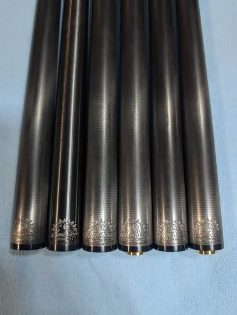 Wheat State Cues Gen 5 Pro Rolled Carbon 杆身竖图细节。